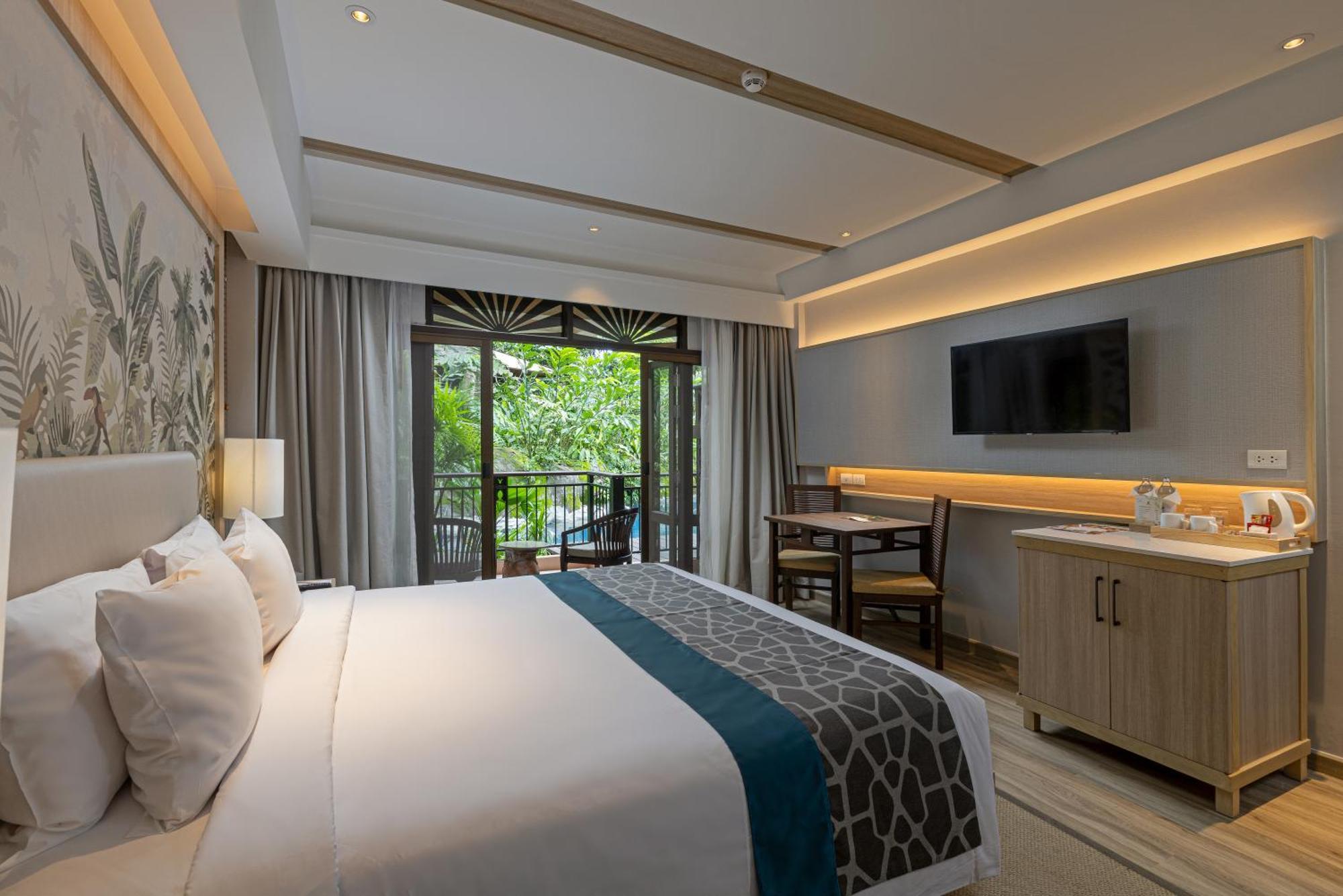 Garden Pool Access Room